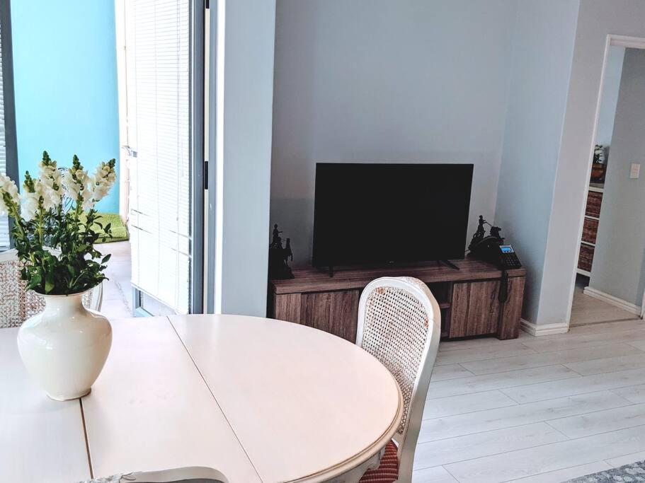 Apartment On The At Surfers Corner *